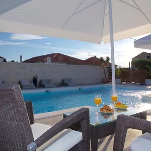 banic-apartments-with-pool.hotelinzadar.com/