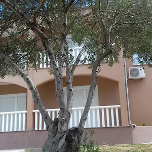 https://apartment-okrug-gornji-13859b.hotels-in-trogir.com